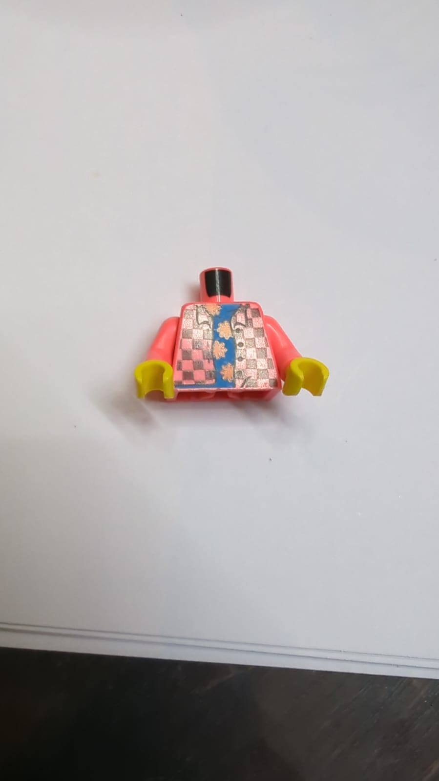 NEU Torso Karohemd offen mit Kragen, Knöpfen und dunkelroten Quadraten über dunkelblauem Hemd mit orangefarbenem Blumenmuster (BAM) / Korallenarme / gelbe Hände