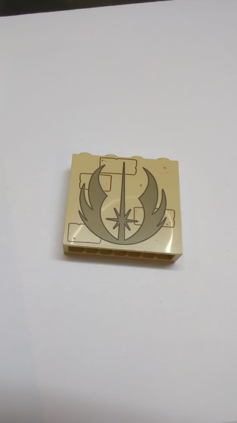 NEU Stein 1 x 4 x 3 mit Jedi-Orden-Insignie in Dunkeltan mit dunkelbrauer Umrandung, rötlich-braunen Steinen und mittelnougafarbenen Punktemuster beige
