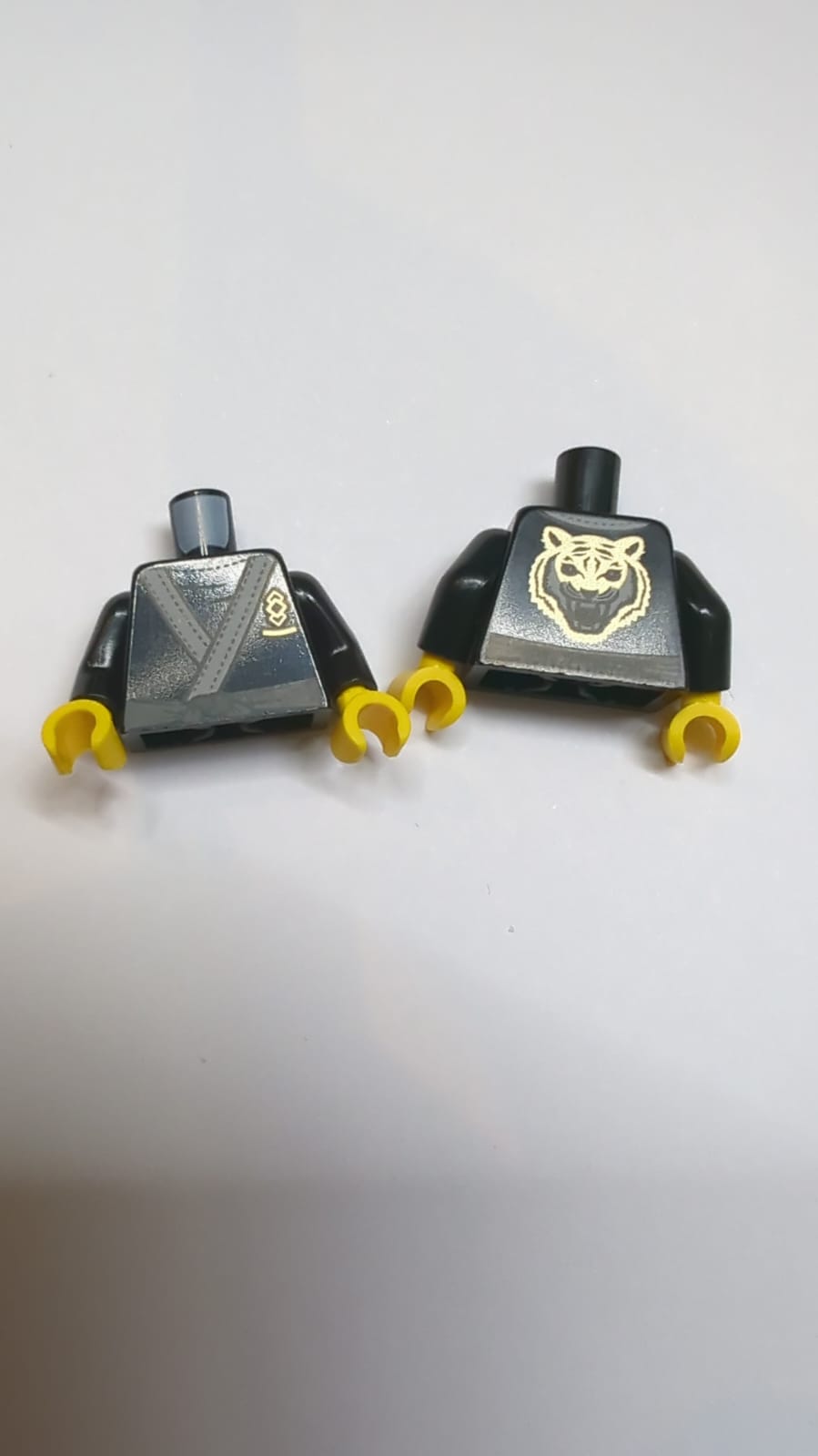 NEU Oberkörper-Tunika mit hellblaugrauem Besatz und Symbol mit goldenen Quadraten, dunkelblaugrauer Gürtel, Tigerkopf-Muster auf dem Rücken (BAM) / schwarze Arme / gelbe Hände