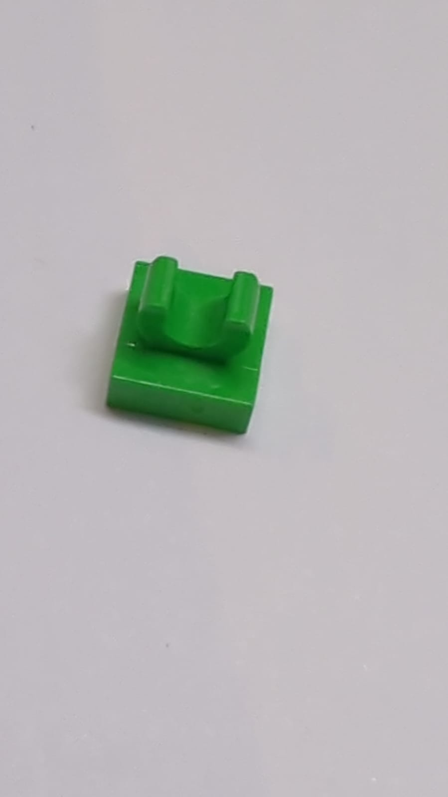 NEU Fliese, modifiziert 1 x 1 mit offenem O-Clip mediumgrün