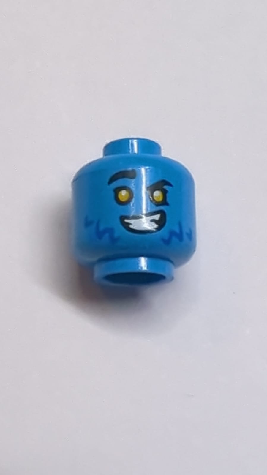 NEU Minifigur, Kopf doppelseitig, schwarze Augenbrauen, blaues Fell, weiße Zähne, Lächeln mit hell leuchtenden orangen Augen / finsterer Blick mit roten Augenmuster