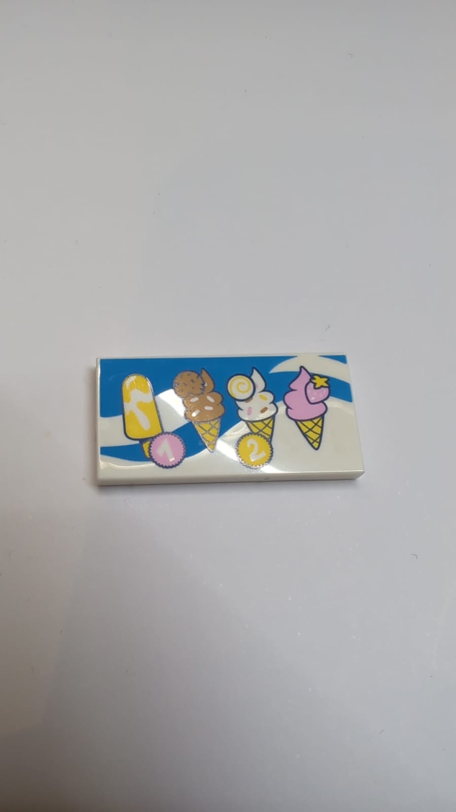 NEU Fliese 2 x 4 mit Menü mit Popsicle, 3 Eistüten und Kreisen mit den Zahlen 1 und 2 auf dunkelblauem Hintergrund mit Wirbelmuster weiß