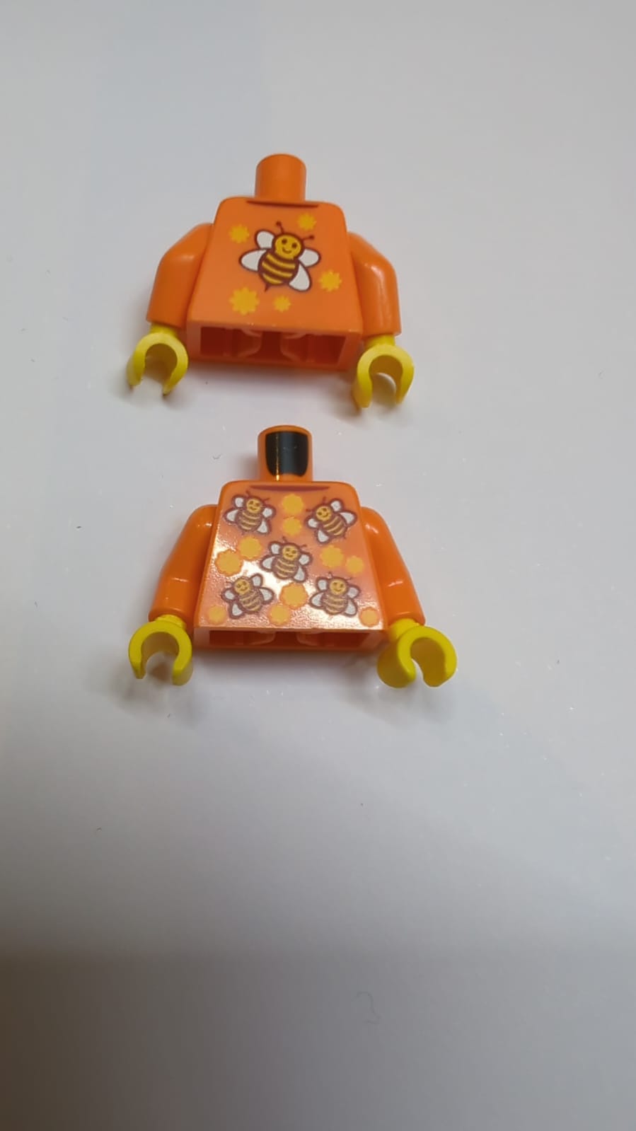 NEU Oberteil mit Kragen und Muster aus hell leuchtend orangefarbenen und weißen Bienen mit Blumen (BAM) / orangefarbene Arme / gelbe Hände