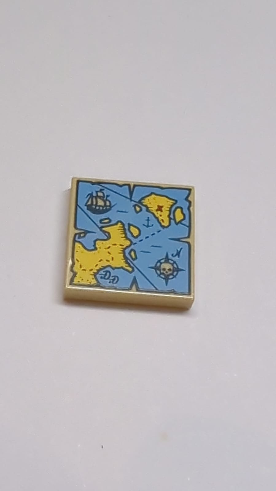 NEU Kachel 2 x 2 mit Rille mit Karte Blaues Wasser, Gelbes Land, Kompass, Piratenschiff und rotes 'X'-Muster Beige