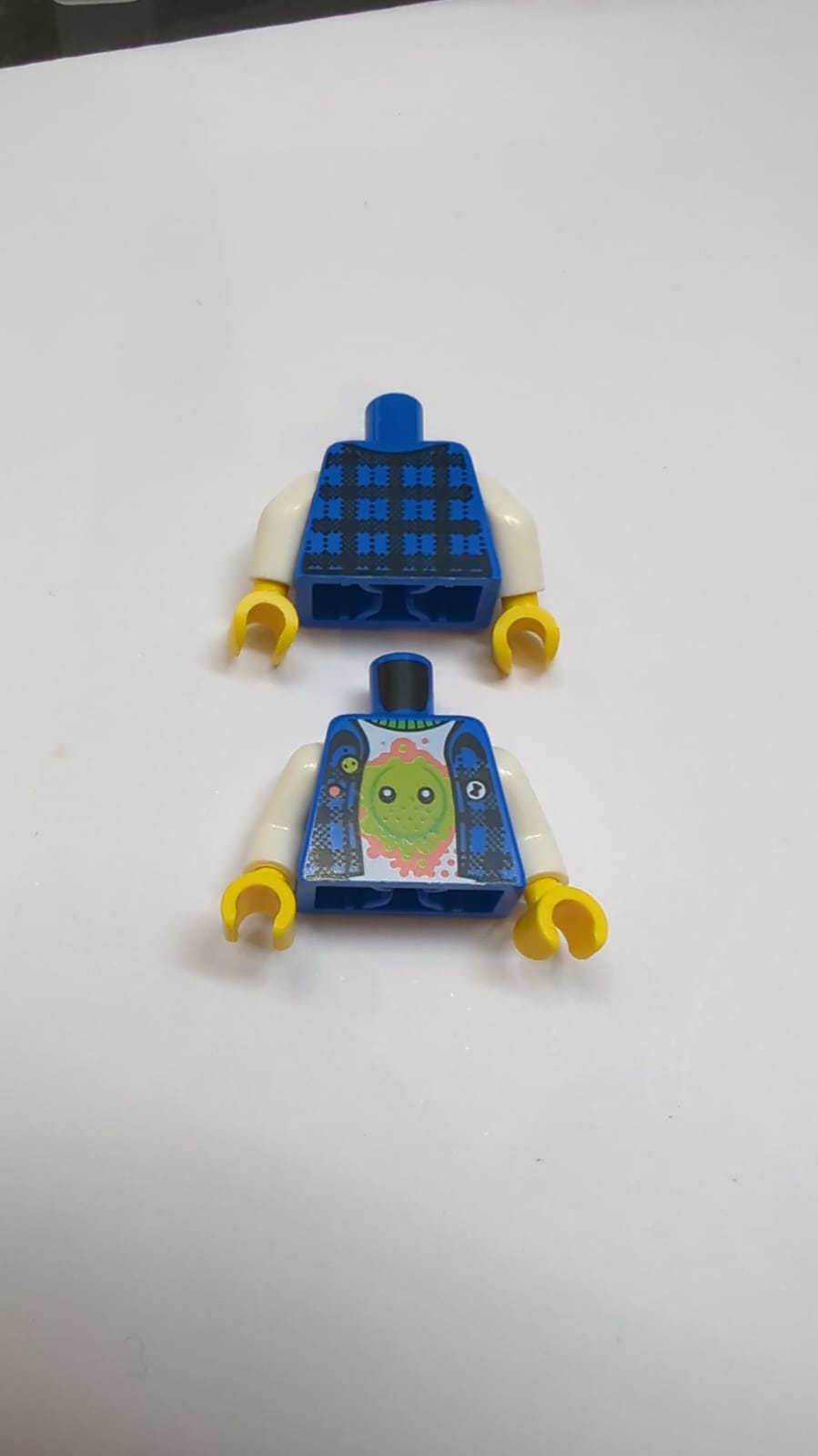 NEU Torso Flanellweste über weißem Hemd mit Lime Z-Blob auf Korallenspritzer, leuchtend grünes Kragenmuster / weiße Arme / gelbe Hände