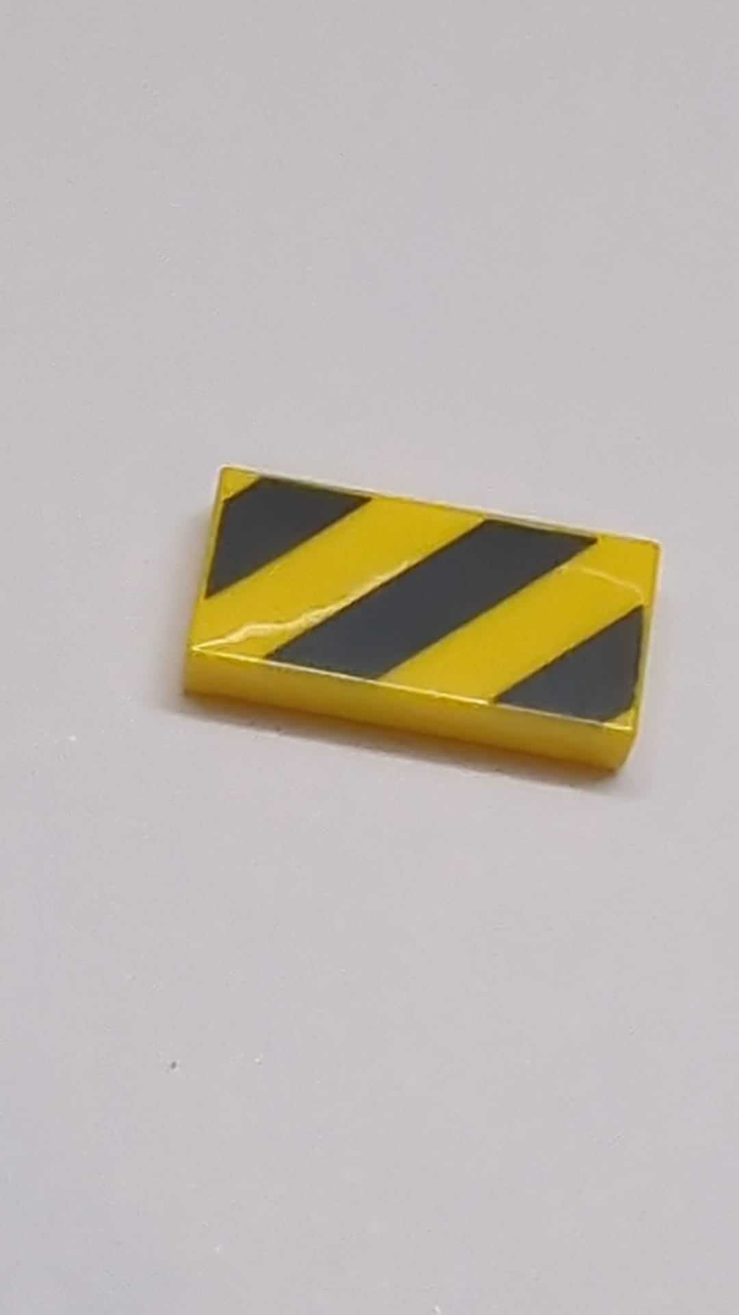 NEU Fliese 1 x 2 mit Nut mit schwarzen und gelben Warnstreifen (kleine gelbe Ecken) Muster gelb