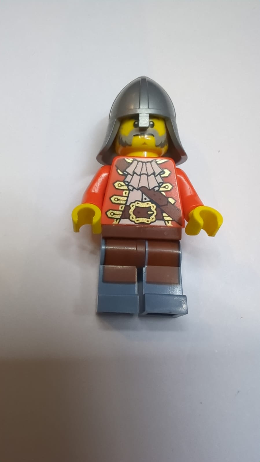 NEU Ritterfigur mit rotorangem Oberteil Helm und Vollbart