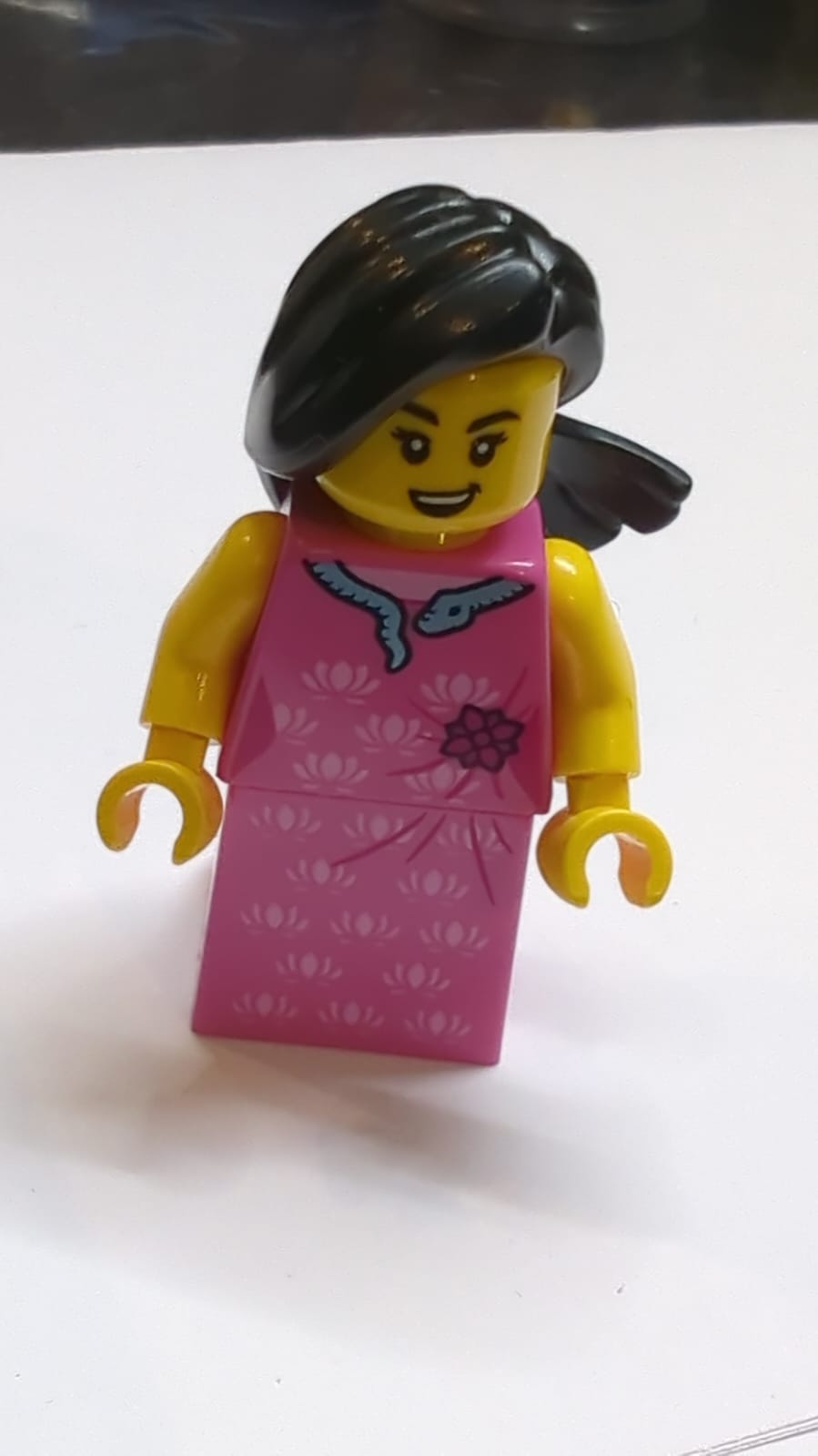 NEU weibliche Figur mit rosa Kleid, Schlange als Kragen