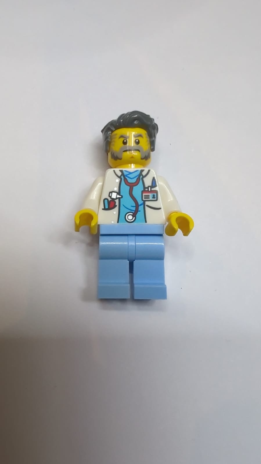 NEU Oberarzt mit grauem Bart und grauen Haaren