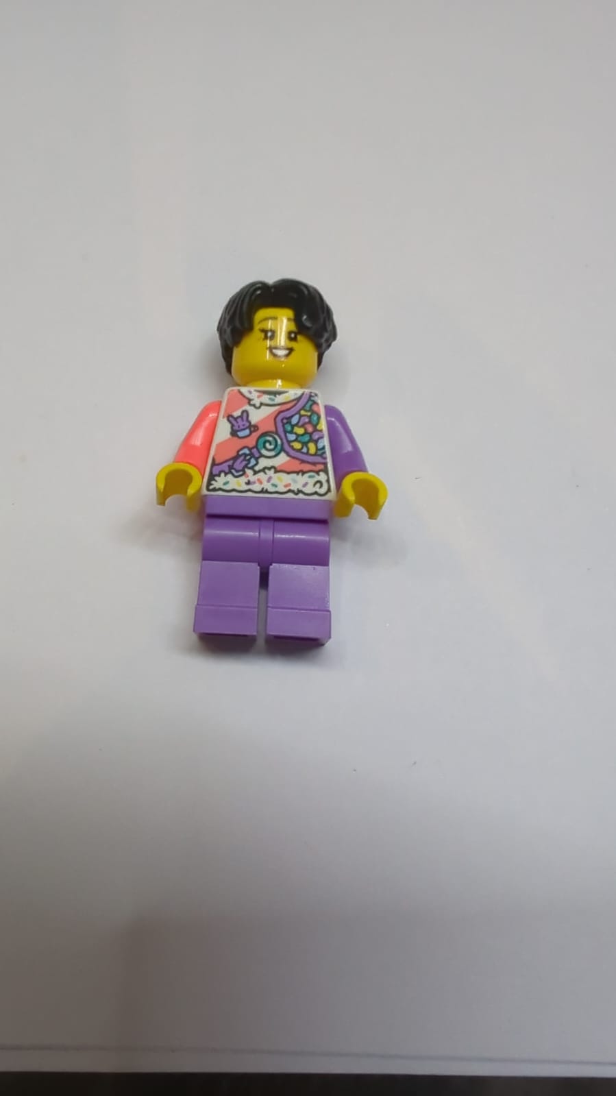 NEU Minifigur, kurze Haare, medium lavendel, doppel Gesicht