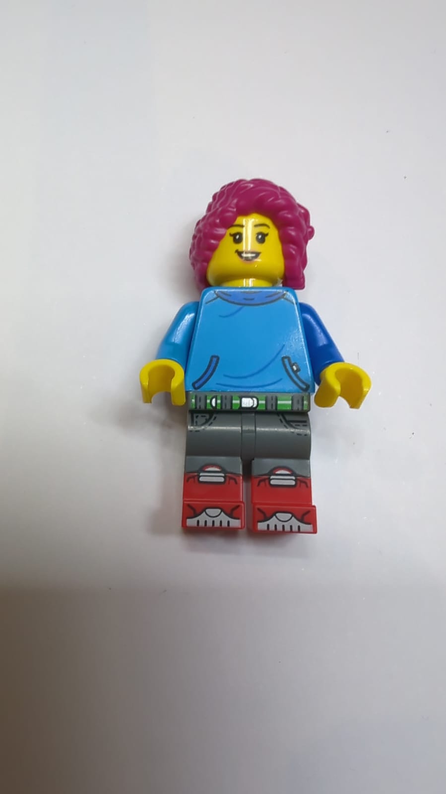 NEU weibliche Minifigur mit Winterkleidung und magenta Haaren