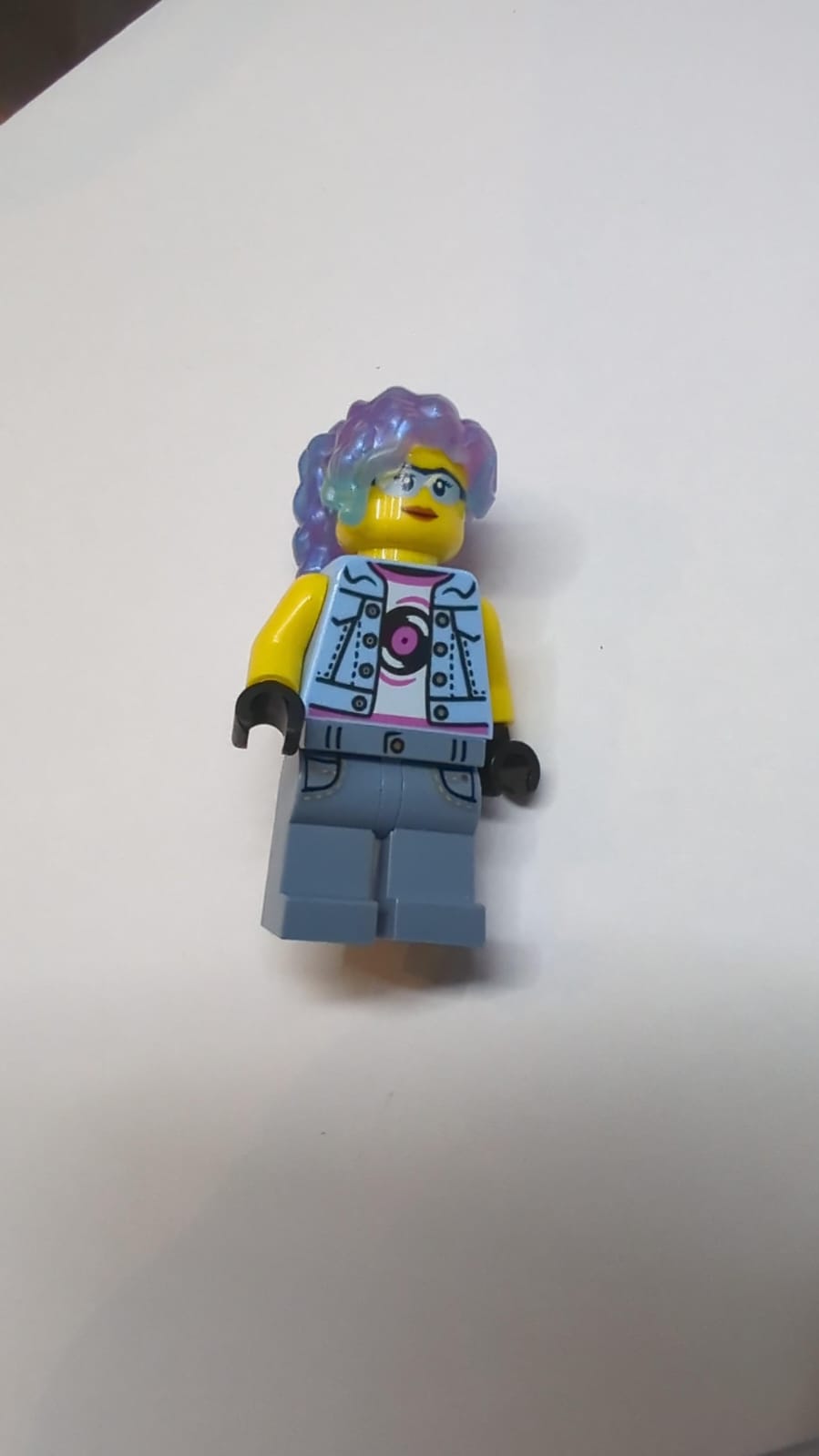 NEU weibliche Minifigur mit langen transparenten Haaren, Jeansjacke