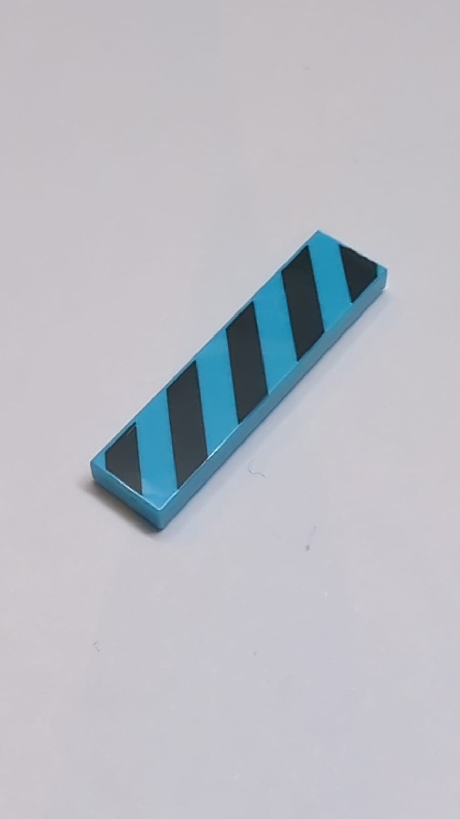 NEU Fliese 1 x 4 mit 5 schwarzen Gefahrenstreifen (ohne schwarze Ecken) Muster azur (medium)