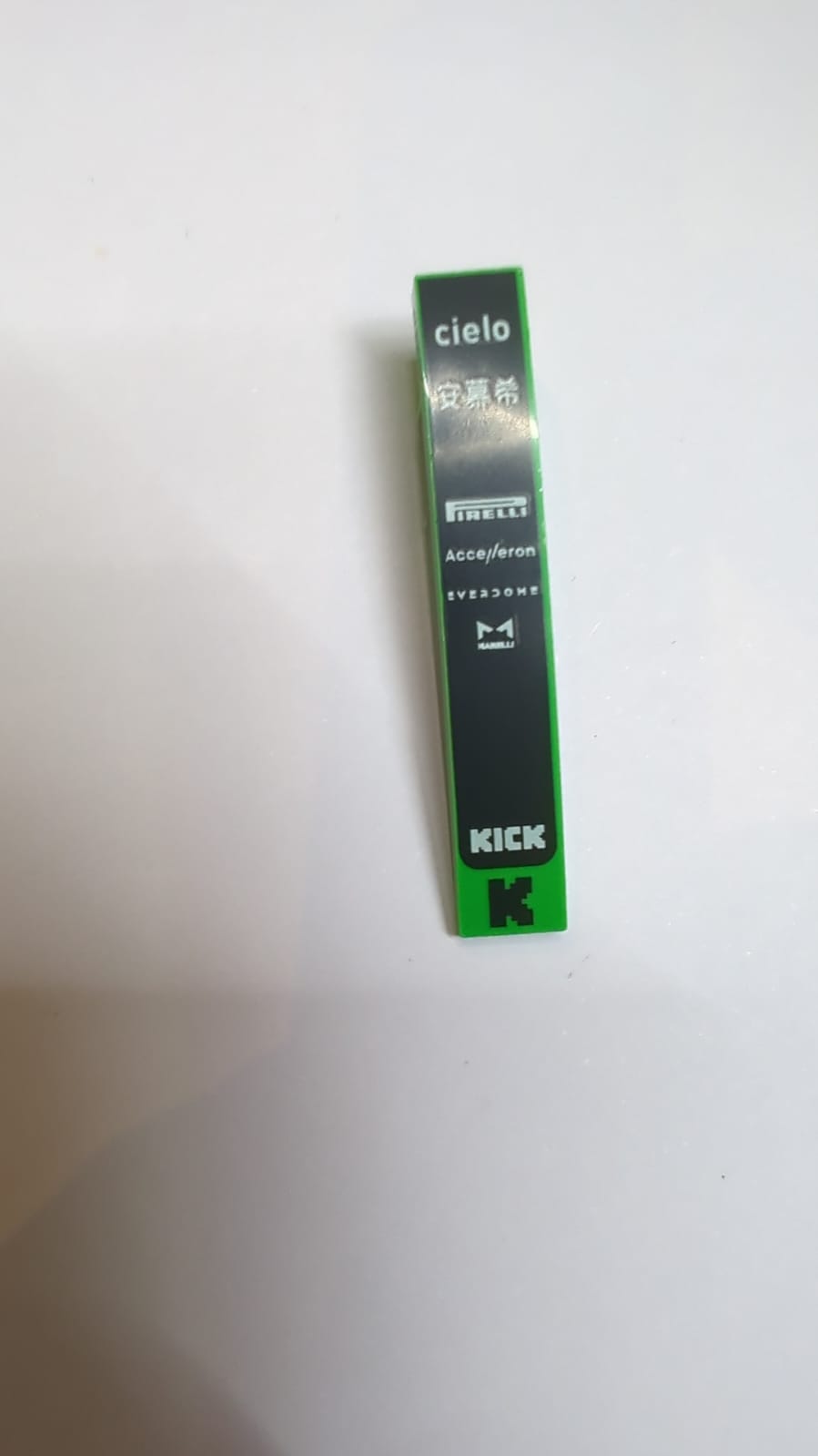 NEU Schräge, gebogene 6 x 1 mit weißen Logos 'cielo', '安慕希', 'PIRELLI', 'Accelleron', 'EVERDOME', 'MARELLI' und 'KICK' auf schwarzem Hintergrund, pixelisierter Großbuchstabe K, Streifen und 'WEB EYEWEAR' Muster auf beiden Seiten