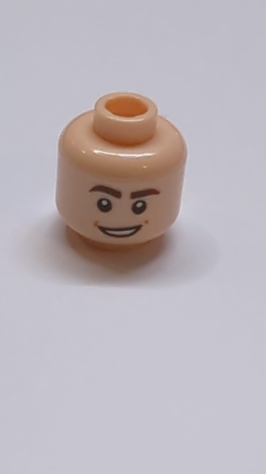 NEU Minifigur, Kopf beidseitig bedruckt, dunkelbraune Augenbrauen, offene Mundlächeln / verängstigt mit oberen Zähnen und roter Zungenmusterung - Hohlstift