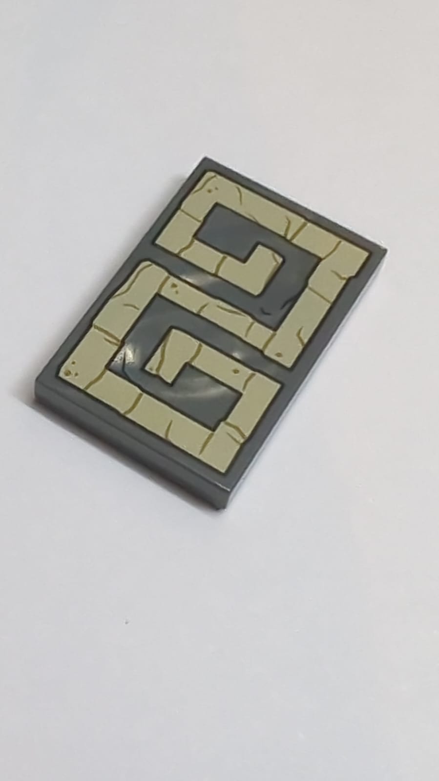 NEU Fliese 2 x 3 mit beige-goldenem geometrischem Tempelmuster neudunkelgrau
