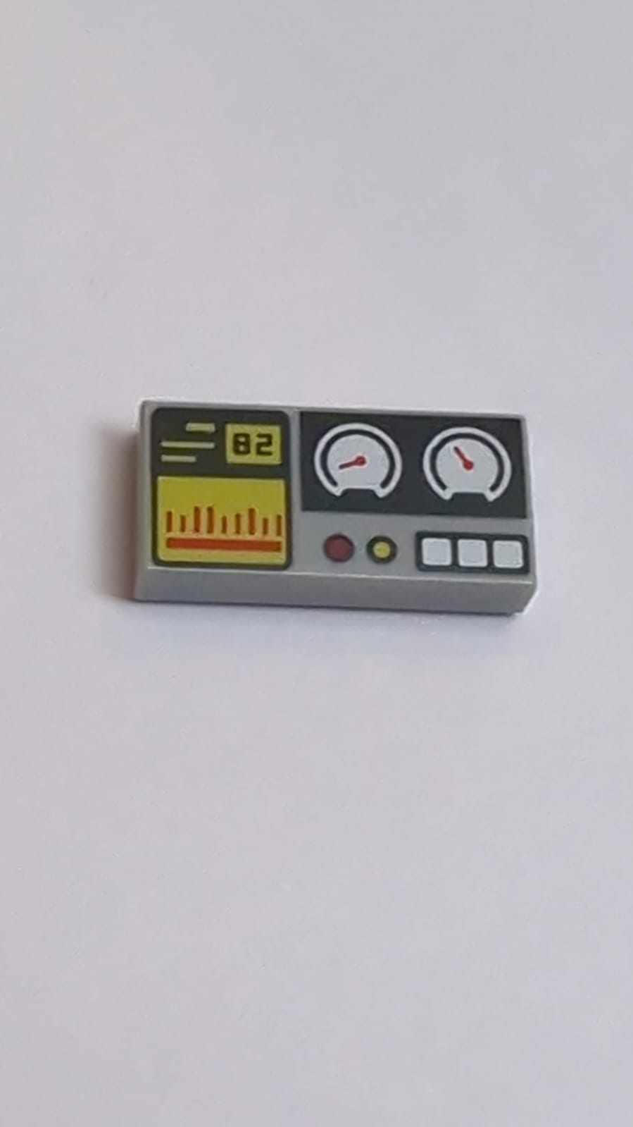 NEU Fliese 1 x 2 mit Nut mit schwarzer '82', gelbem und rotem Balkendiagramm und Tasten, weiße Anzeigenmuster neuhellgrau