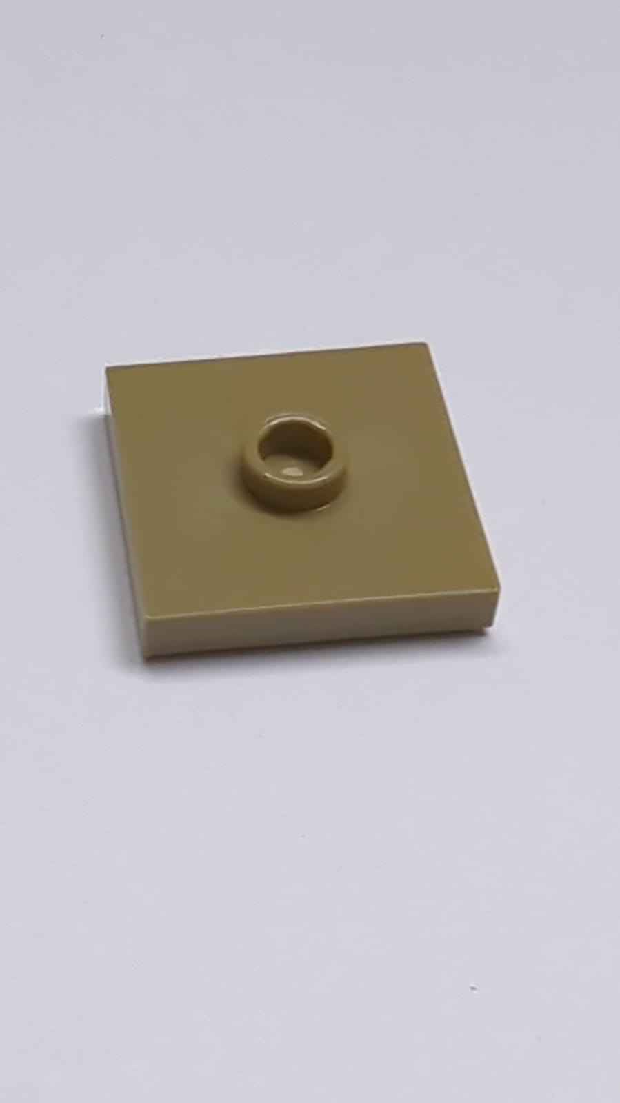 NEU Platte, modifiziert 2 x 2 mit Nut und Noppe im Center (Jumper) dunkelbeige