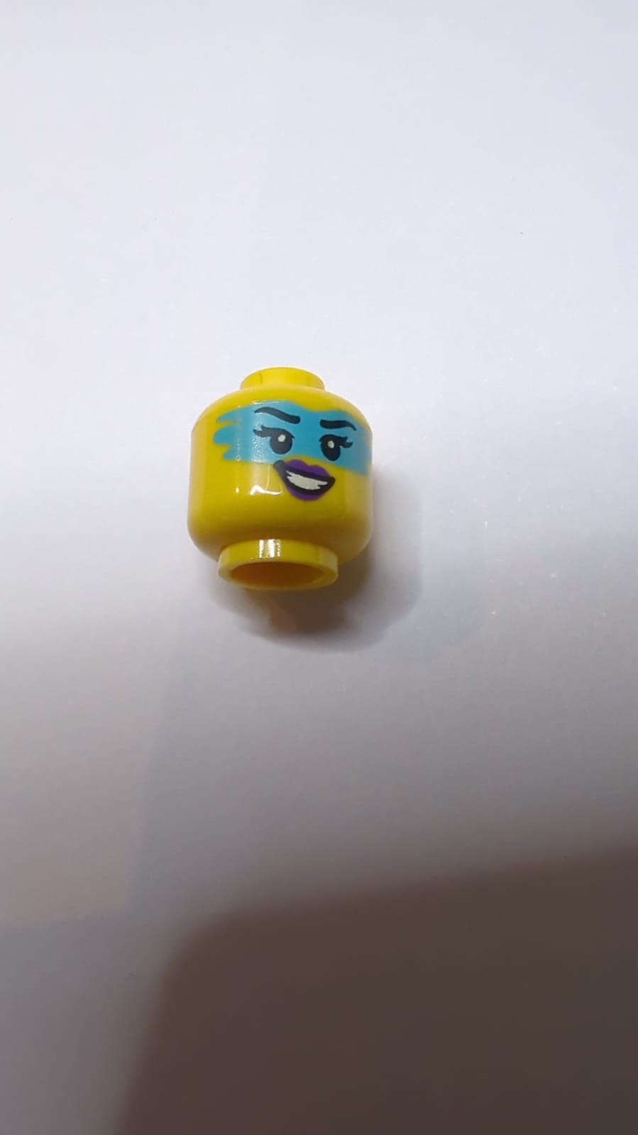 NEU Minifigur, Kopf beidseitig bedruckt, weiblich, schwarze Augenbrauen, Wimpern, mittleres azurblaues Gesicht, dunkelviolette Lippen, schiefes Grinsen / offenes Mundlächeln mit Zahnzeichnung gelb