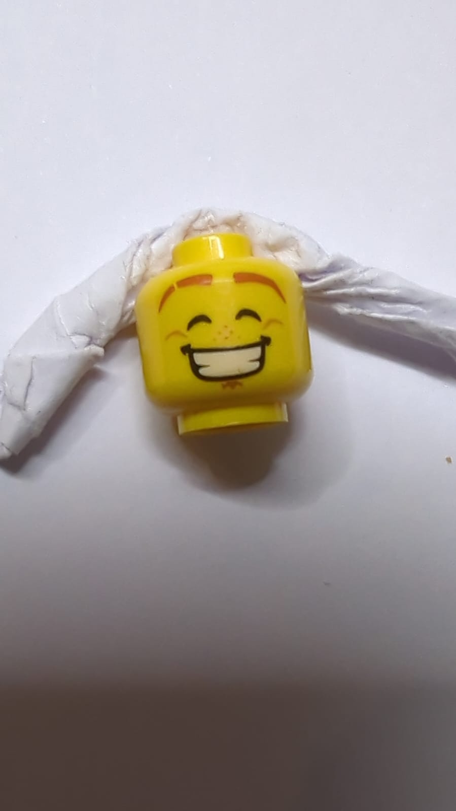 Kopf mit doppelseitigen dunkelorangefarbenen Augenbrauen mit Narbe, Soul Patch, mittlere Nougat-Pickel, entschlossener Gesichtsausdruck / Lächeln mit Zähnen, Grübchen, Augen geschlossen Muster gelb