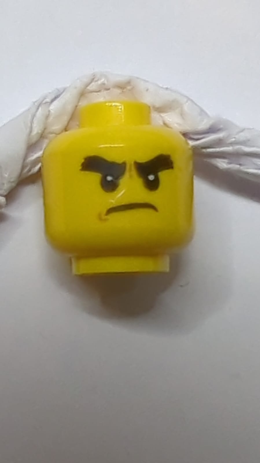 Kopf beidseitig, schwarze buschige Augenbrauen, lächelndes / wütendes Muster (Cole)