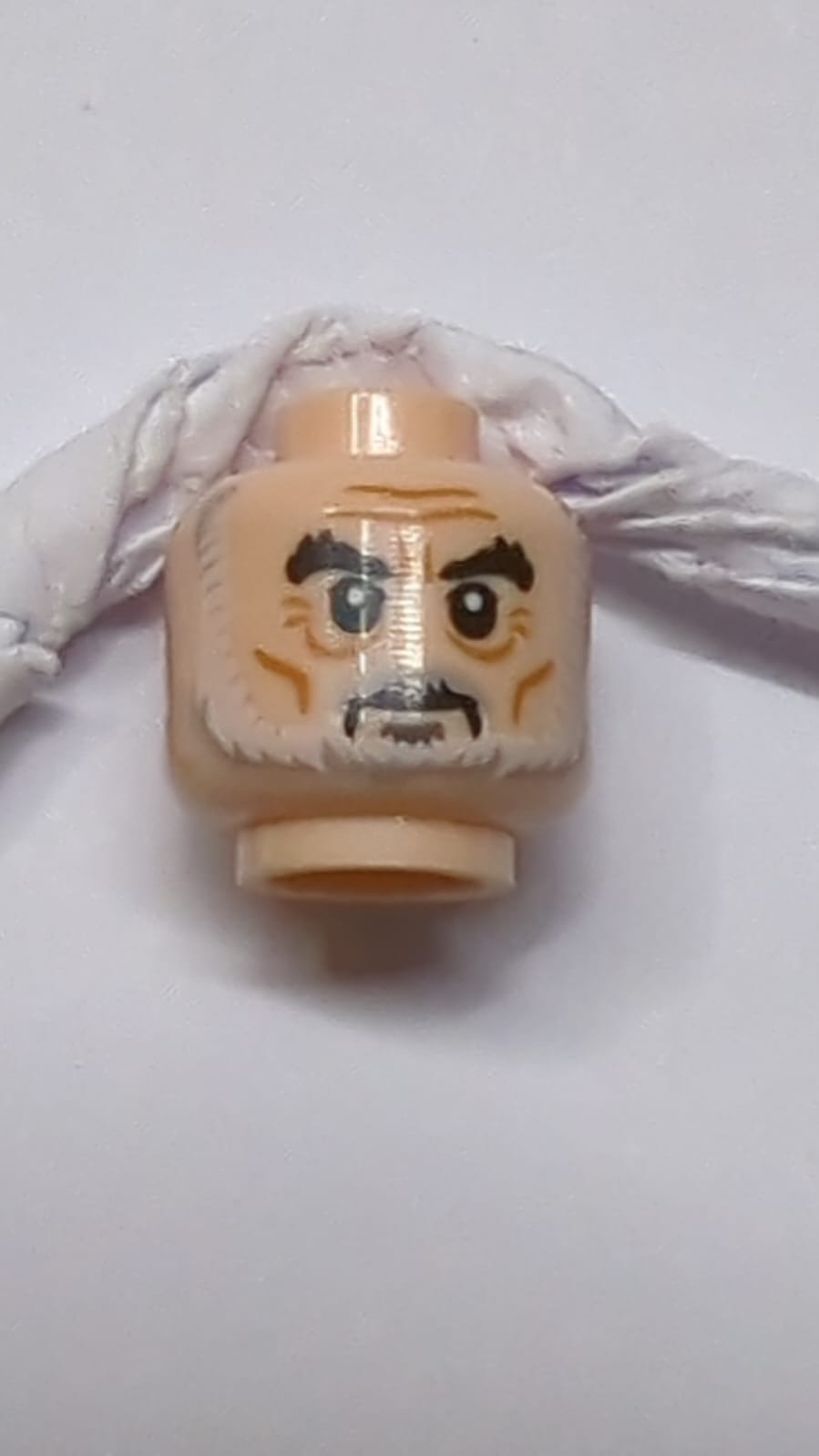 Kopf doppelseitig Herr der Ringe Saruman dicke schwarze Augenbrauen, grauer und weißer Bart, Stirnrunzeln / wütendes Muster nougat (hell)