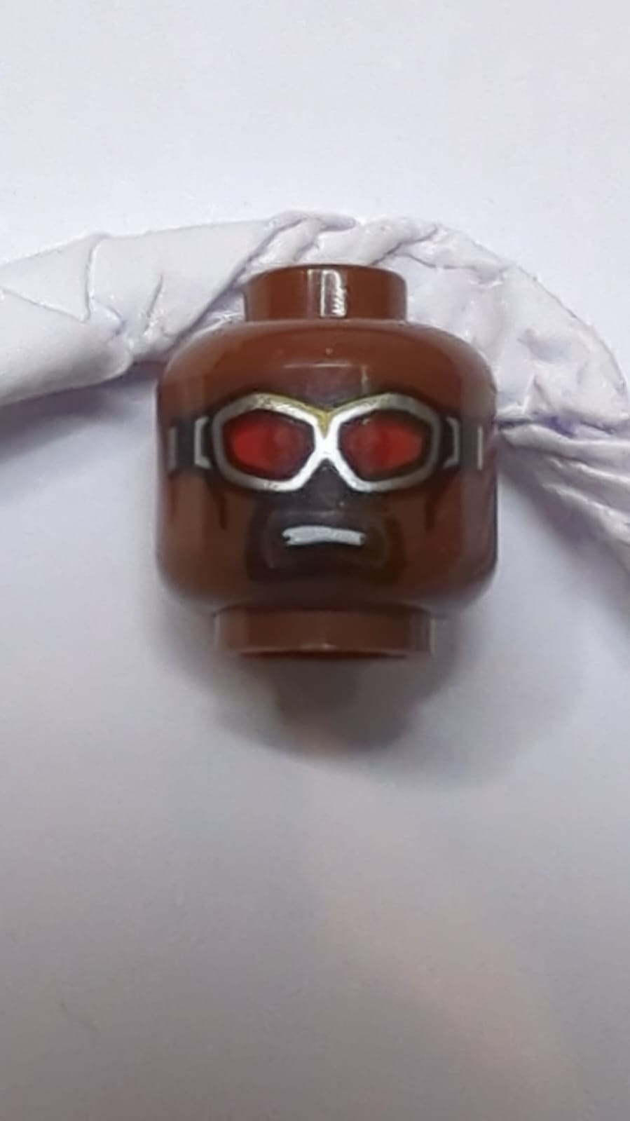 Kopf beidseitig bedruckt, Brille mit silbernen Schutzbrillen und roten Gläsern, schwarzer Kinnbart, Lächeln / geöffneter Mund mit finsterem Ausdruck neubraun