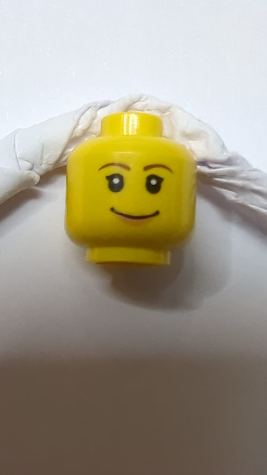 Kopf weiblich rötlich-braun, dünne Augenbrauen, schwarze einzelne Wimpern, Nougatlips, breites Grinsen-Muster gelb