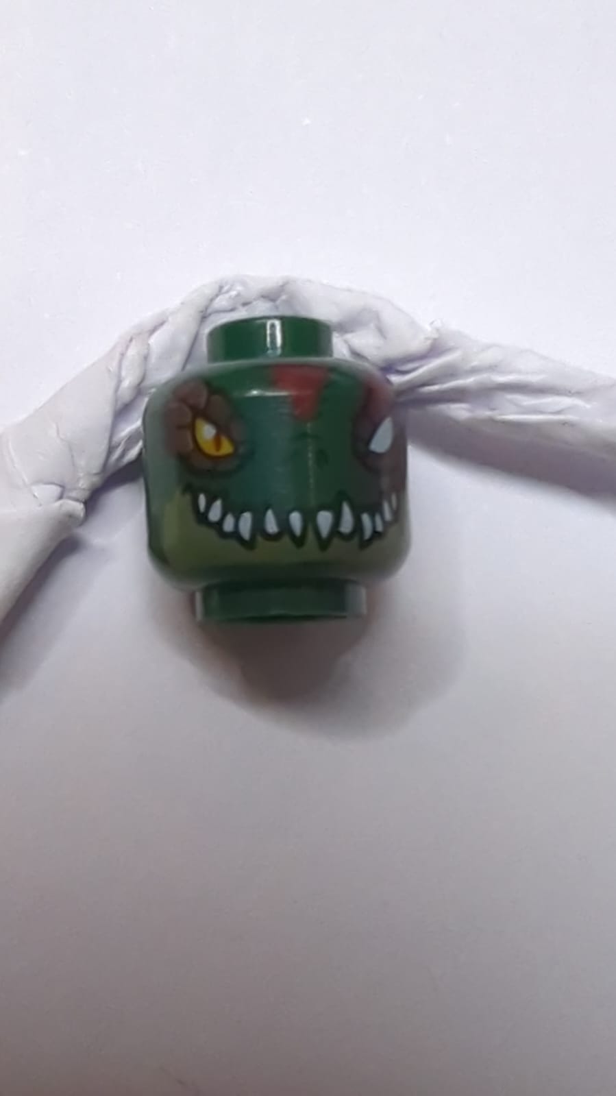 doppelseitiger Kopf Alien Chima Krokodil mit leuchtend orangefarbenem Auge, fehlendem Auge, roter Stirn und Narbe, olivgrünem Unterkiefer und weißen scharfen Zähnen, offenem / geschlossenem Mundmuster dunkelgrün