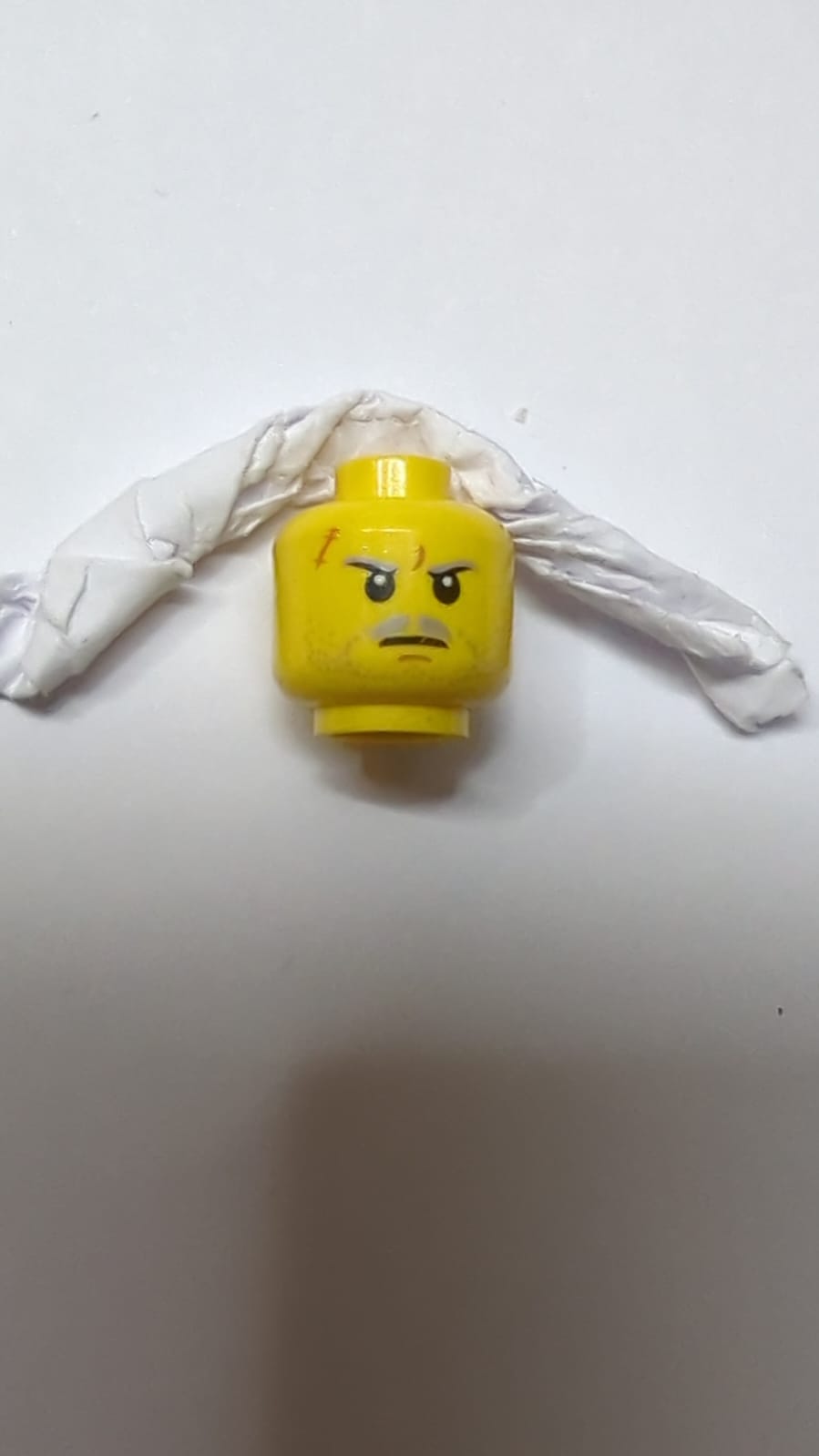 Kopf mit beidseitig bedrucktem hellblaugrauem Bartstoppel, Schnurrbart, Augenbrauen, Narbe, entschlossener / schmunzelnder Ausdruck (Solomon Blaze) gelb