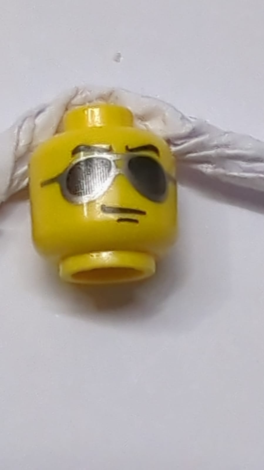 Kopf mit Brille, schwarze und silberne Sonnenbrille, Kinngrübchen-Muster gelb