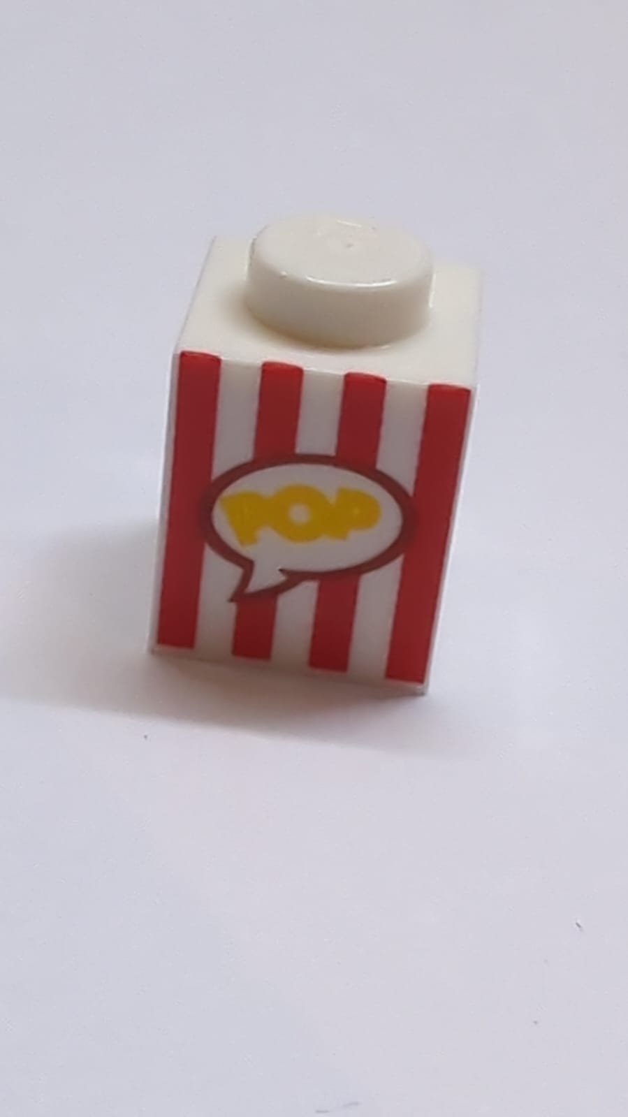 NEU Stein 1 x 1 mit roten vertikalen Streifen und gelbem 'POP' in Sprechblasenmuster (Popcornschachtel) bedruckt weiß