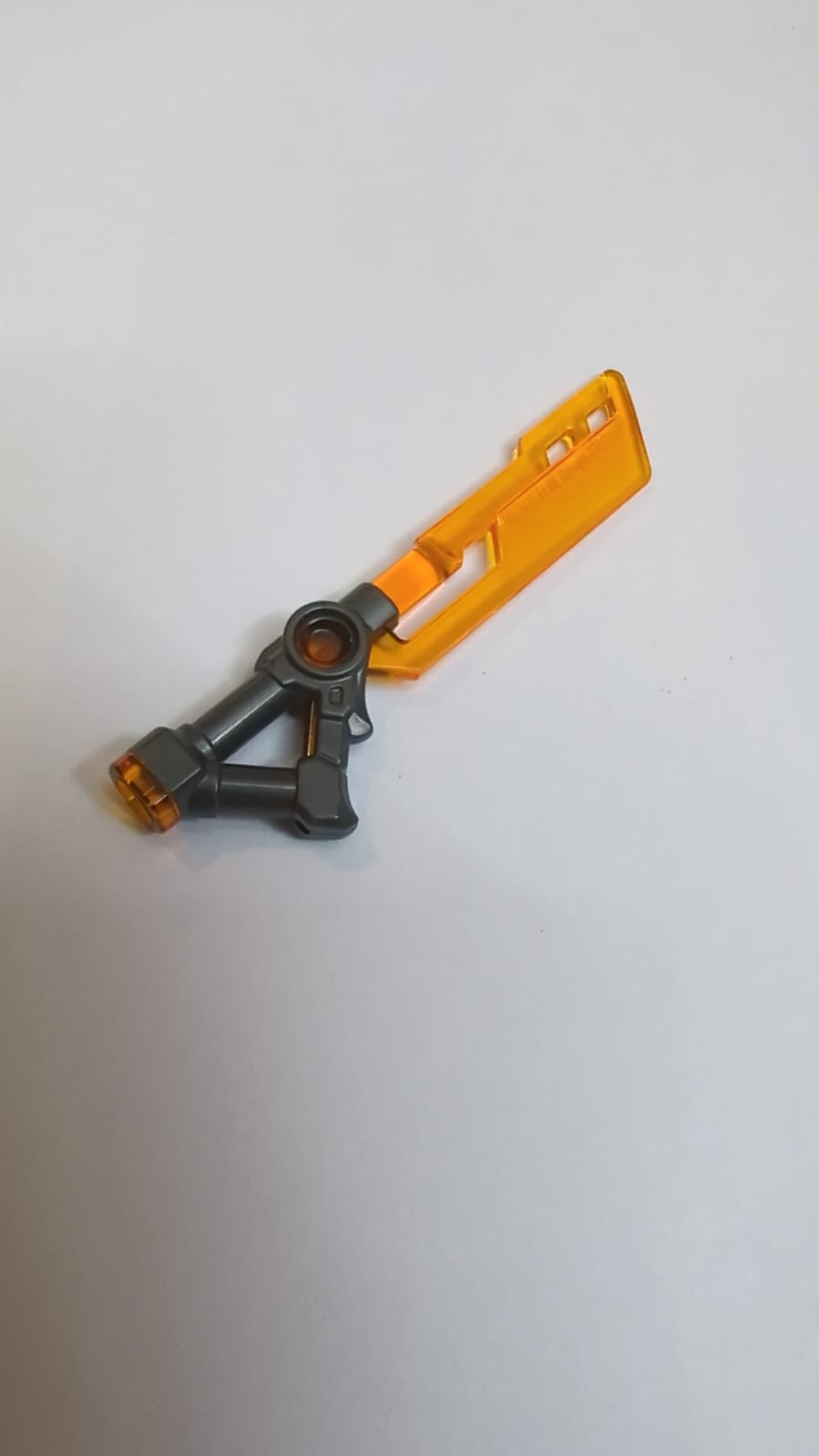 NEU Minifigur, Waffe Schwert mit 3 Löchern in der Klinge und geformtem Perlen-Dunkelgrau-Dreieckgriffmuster (Ninjago Imperium Schwert)