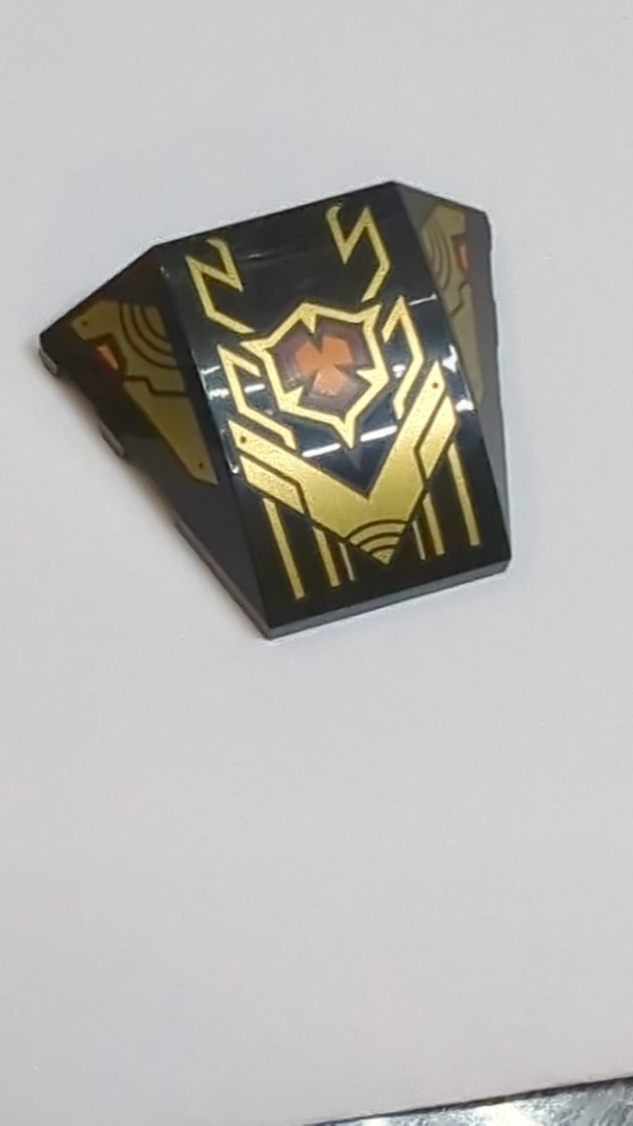 NEU Keil 4 x 3 Dreifach Gebogen Ohne Noppen mit Goldenen Panzerplatten, Geometrischen Linien und Dunkelrotem und Orangenem Emblem-Muster bedruckt schwarz