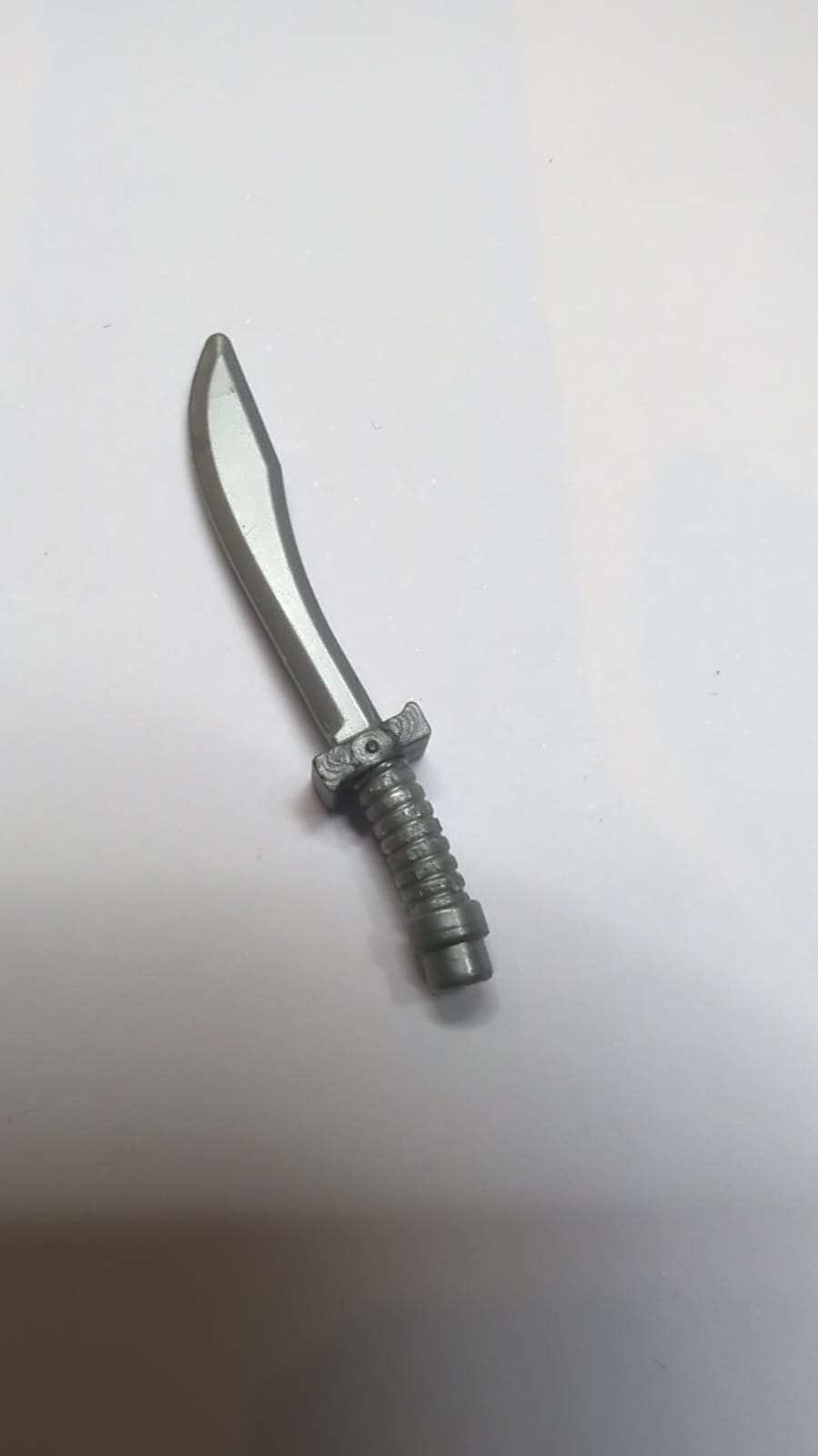 Minifigur, Waffe Schwert, Säbel / Dao Gebogene Klinge und Griff mit Stangenende pearlsilber