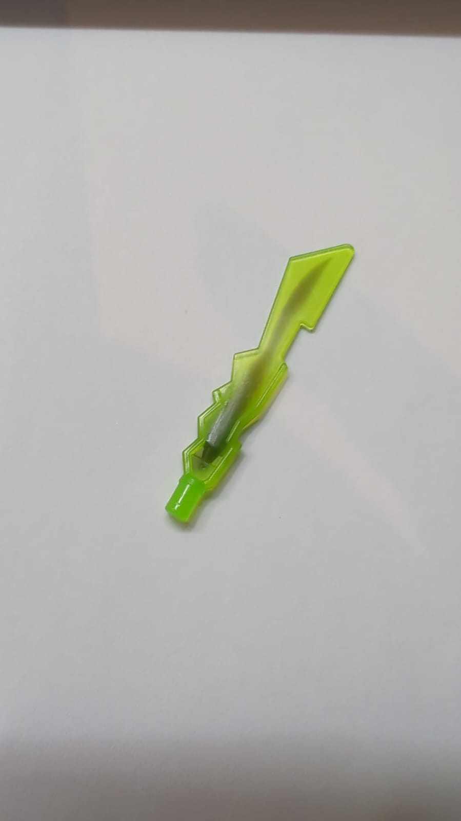 Minifigur, Waffe Schwertklinge mit gezackten Kanten und Stangenende mit marmoriertem durchscheinend-braunem Muster