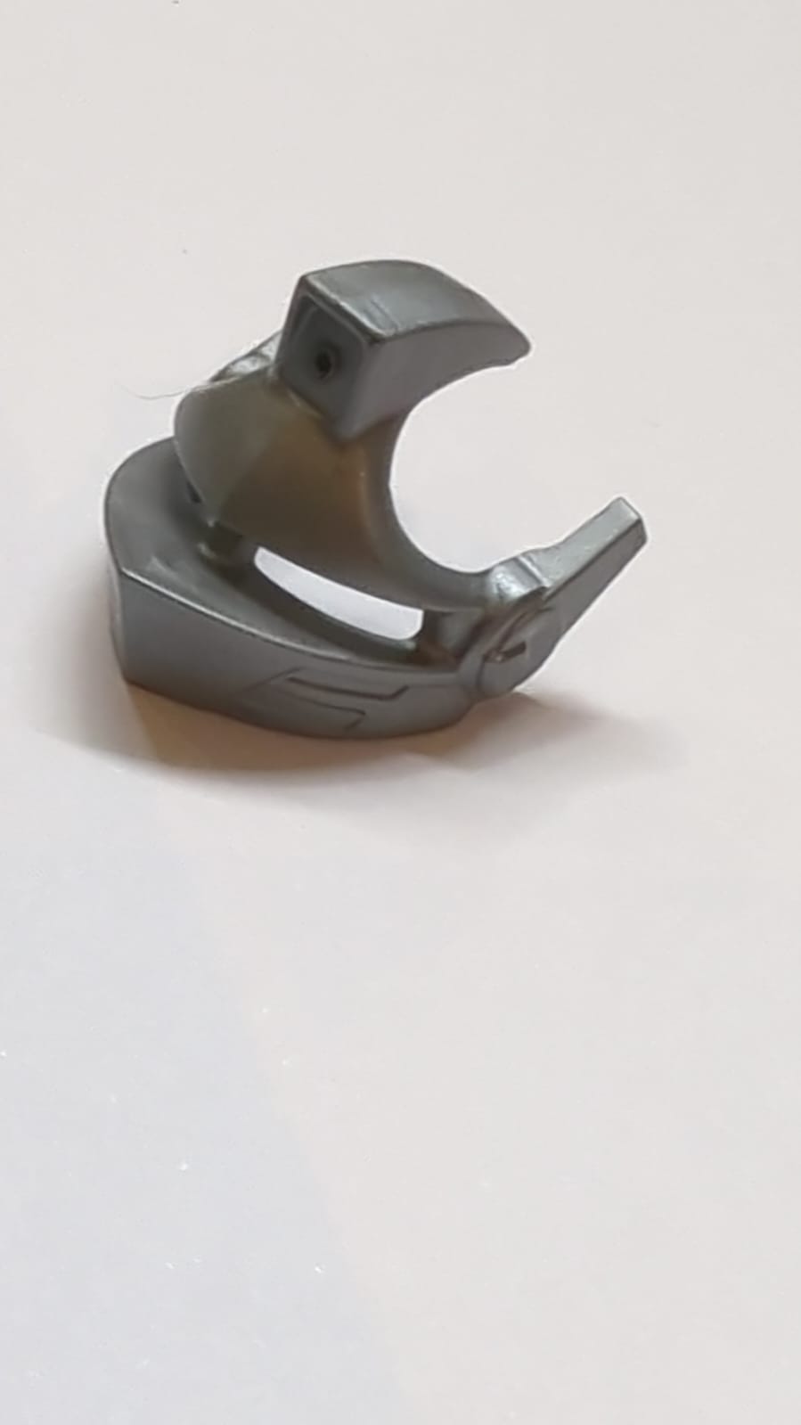 Minifigur, Visier spitz mit Augenschlitzen und Stacheln pearlsilber