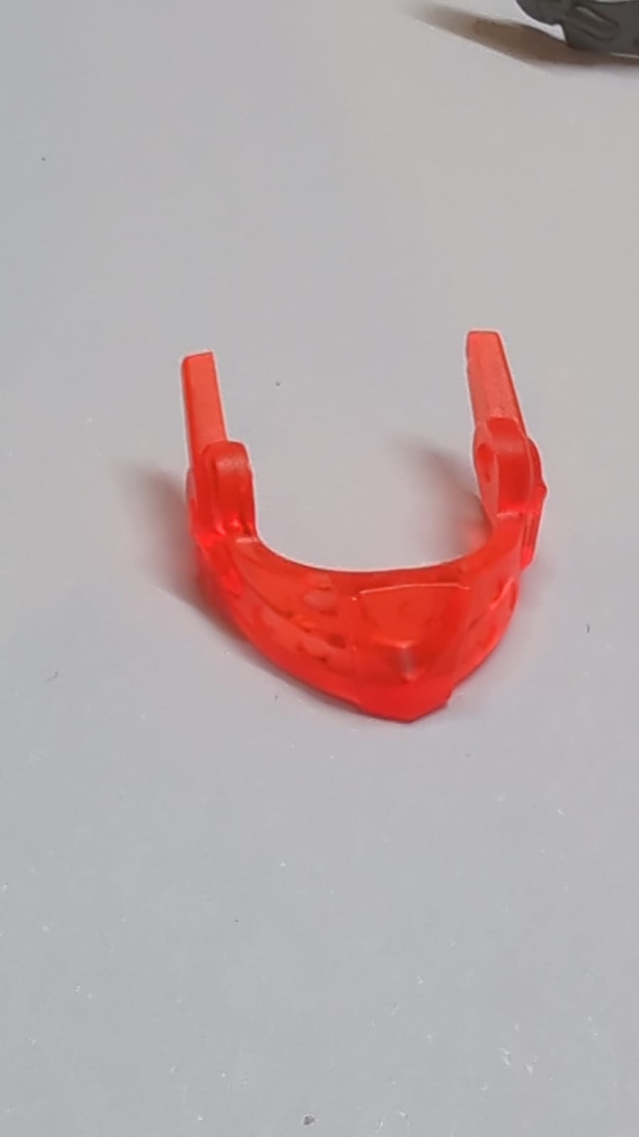 Minifigur, Visier spitz mit runden Dellen und Stacheln transparent neonorange