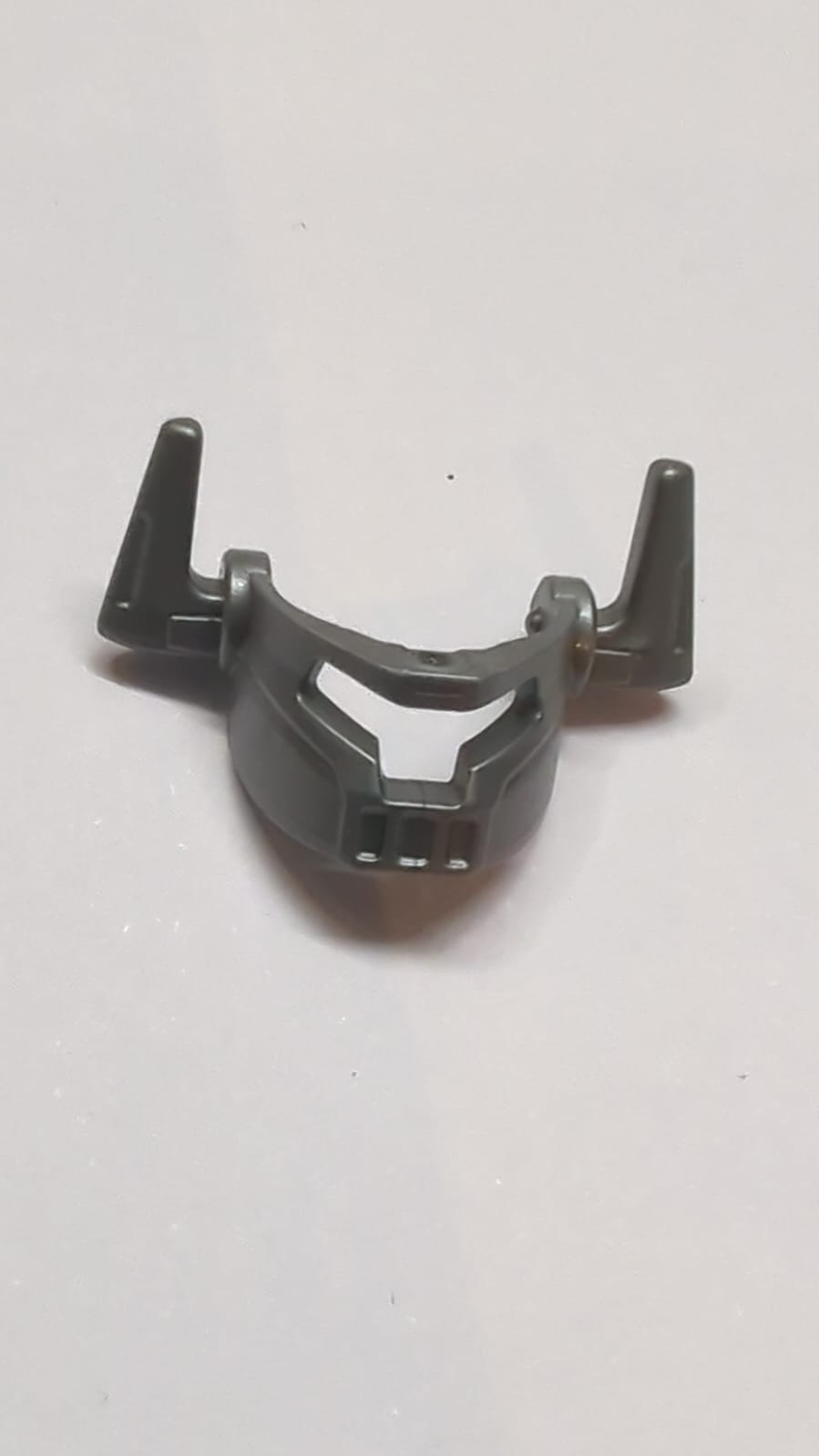 Minifigur, Visier mit T-Schlitz breit und Hörnern an den Seiten pearlsilber