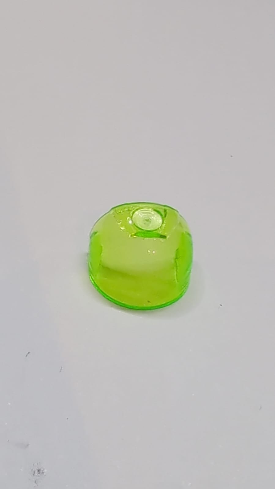 Minifigur, großes Visier mit trapezförmigem Bereich oben transparent mediumgrün