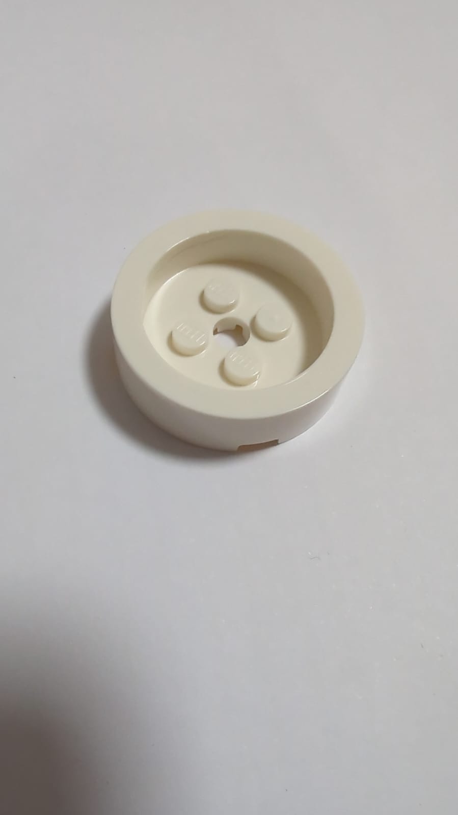 NEU Stein, rund 4 x 4 mit vertieftem Zentrum und Loch weiß