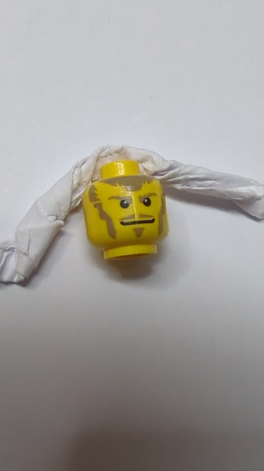 Minifigur, Kopf Dunkelbeige mit Augenbrauen, Schnurrbart, Soul Patch, Koteletten und Haaren, breites Grinsen Muster gelb