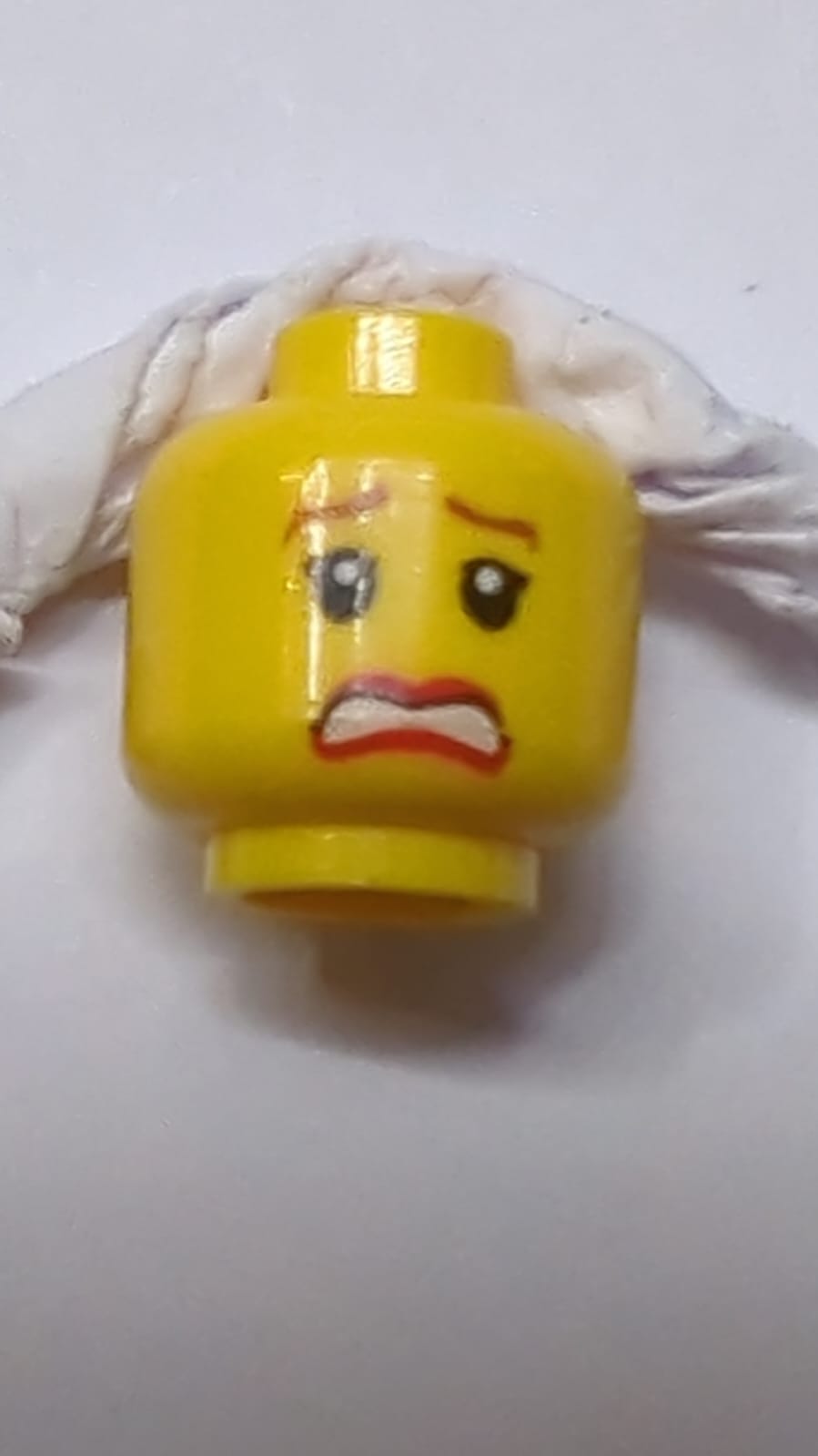 Minifigur, Kopf doppelseitig, weiblich, rötlich-braune, dünne Augenbrauen, schwarze einzelne Wimpern, rote Lippen, breites Grinsen / erschrocken geöffneter Mund mit Zahn-Muster gelb