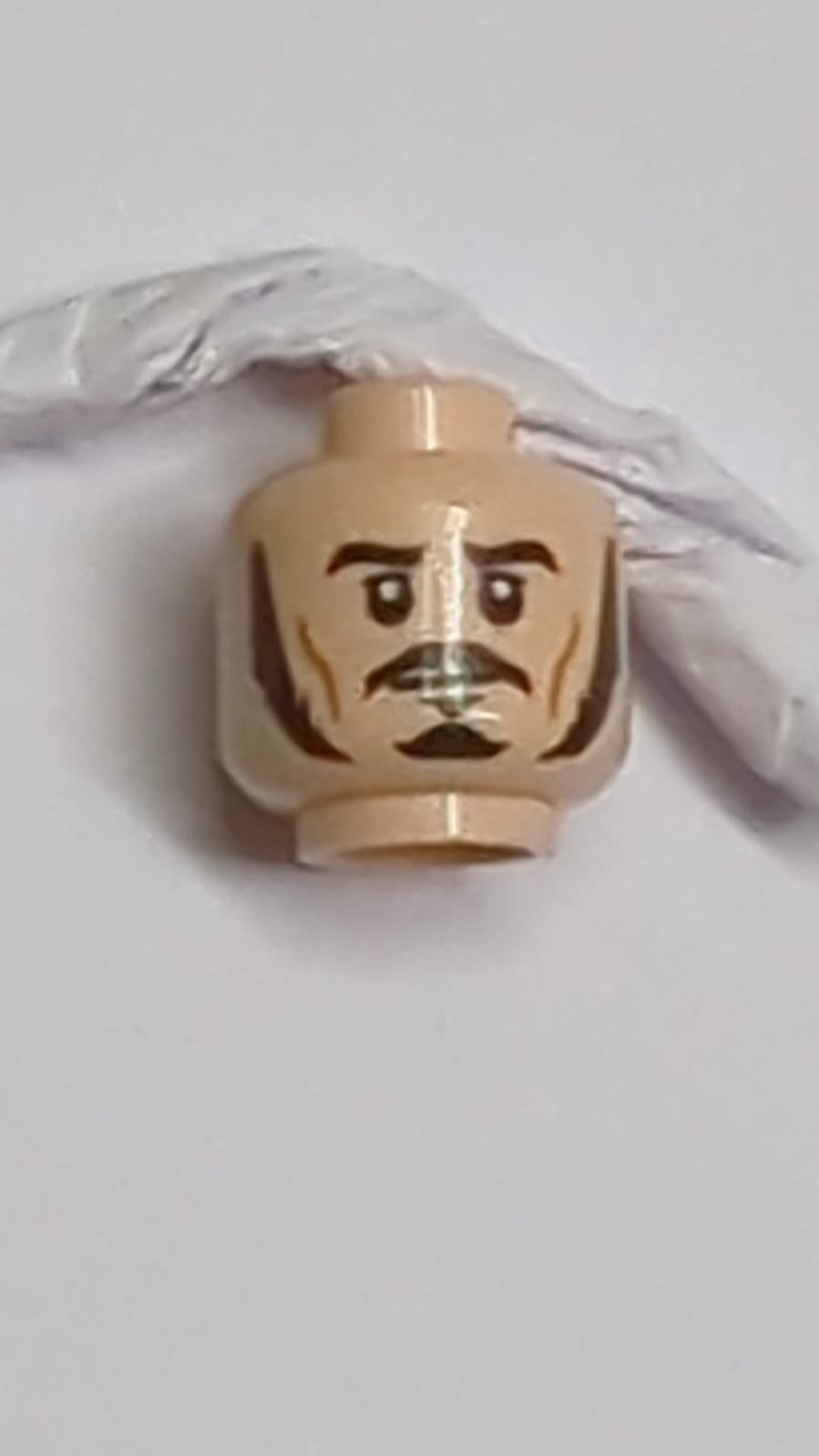 Minifigur, Kopf beidseitig bedruckt, Herr der Ringe Bard, lange schwarze Koteletten, Schnurrbart, Kinnbart, mürrisches / wütendes Muster nougat (hell)
