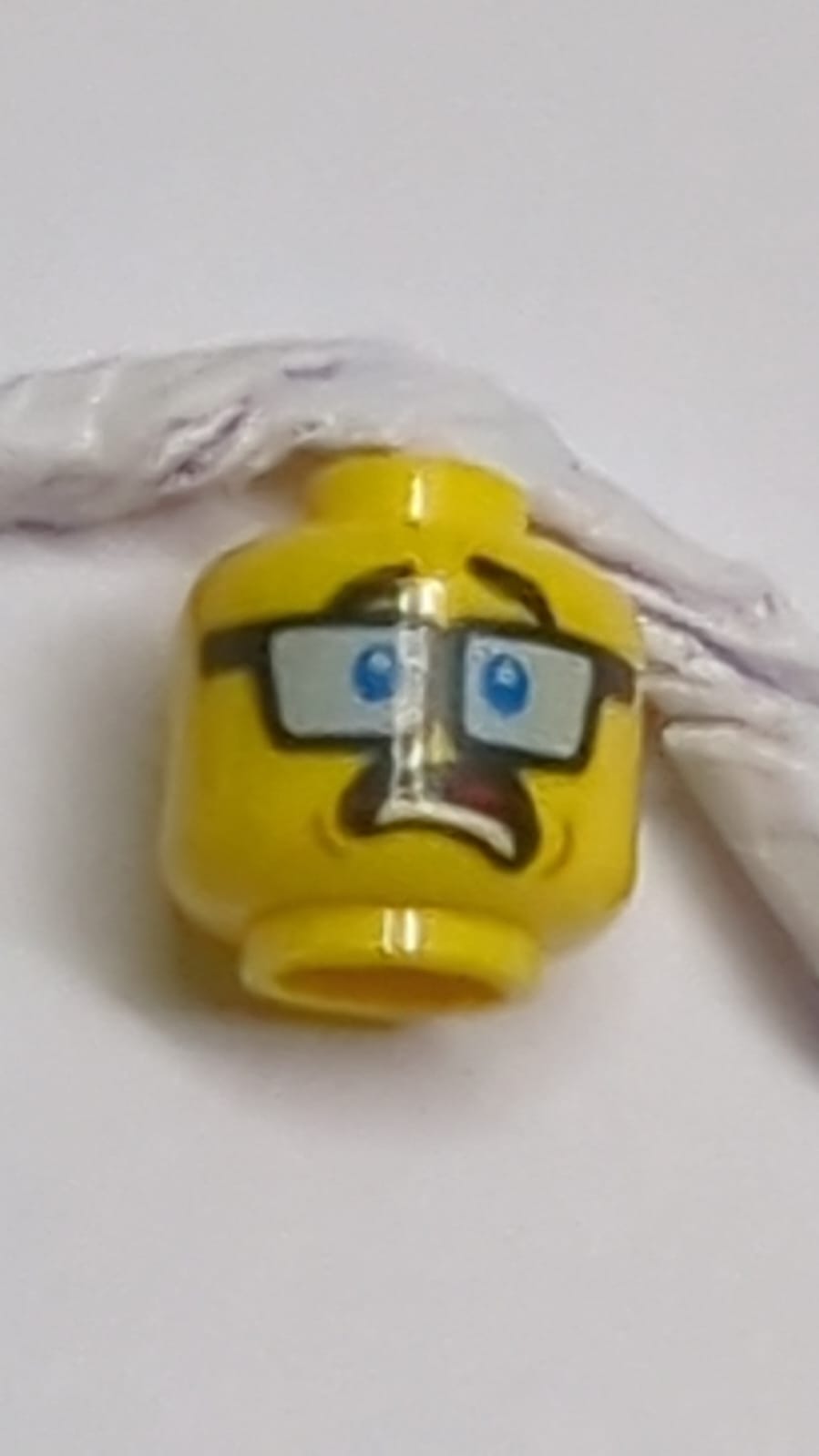 Minifigur, Kopf mit beidseitigen, blau getönten Gläsern, dunkelbraune Augenbrauen, schockiertes / lächelndes Gesicht gelb