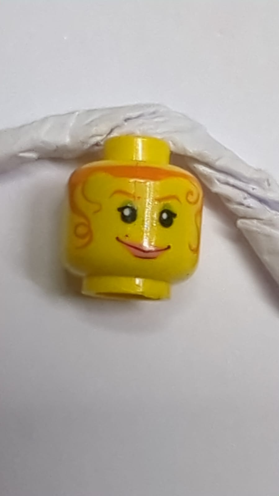 Minifigur, Kopf beidseitig bedruckt, weiblich, orange Haarsträhnen, verängstigt / lächelndes Muster gelb