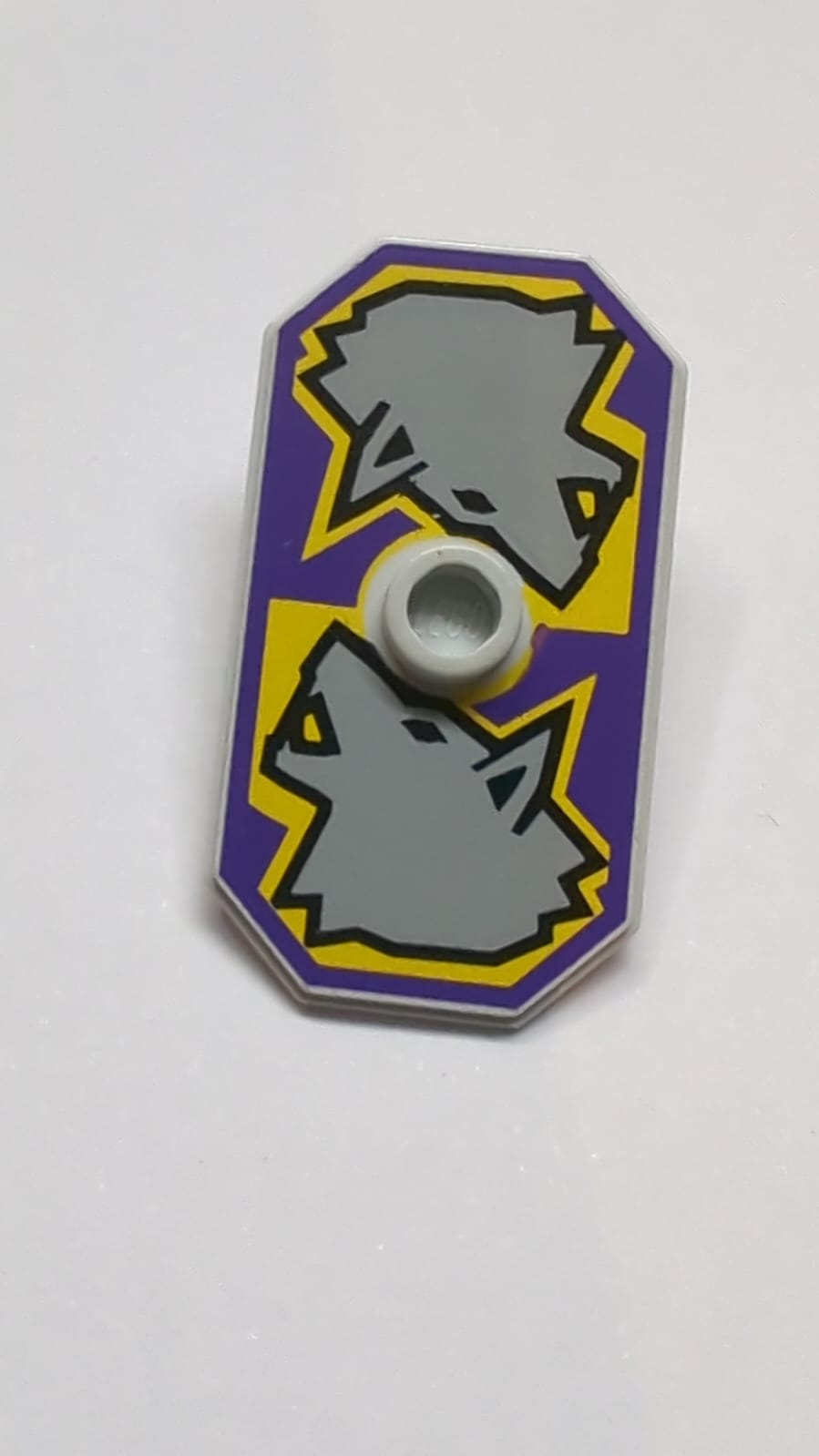 Minifigur, Schild Achteckig Lang mit Noppe mit Knights Kingdom Danju Wolf Muster (gedruckte Version) helles neuhellgrau