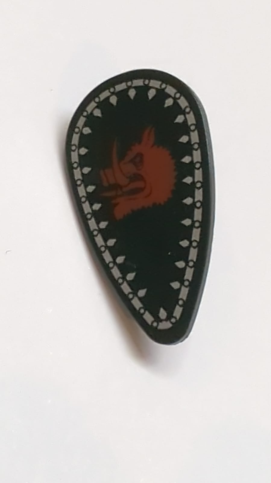 Minifigur, Ovaler Schild mit Wildschweinkopf und silbernem Randmuster schwarz
