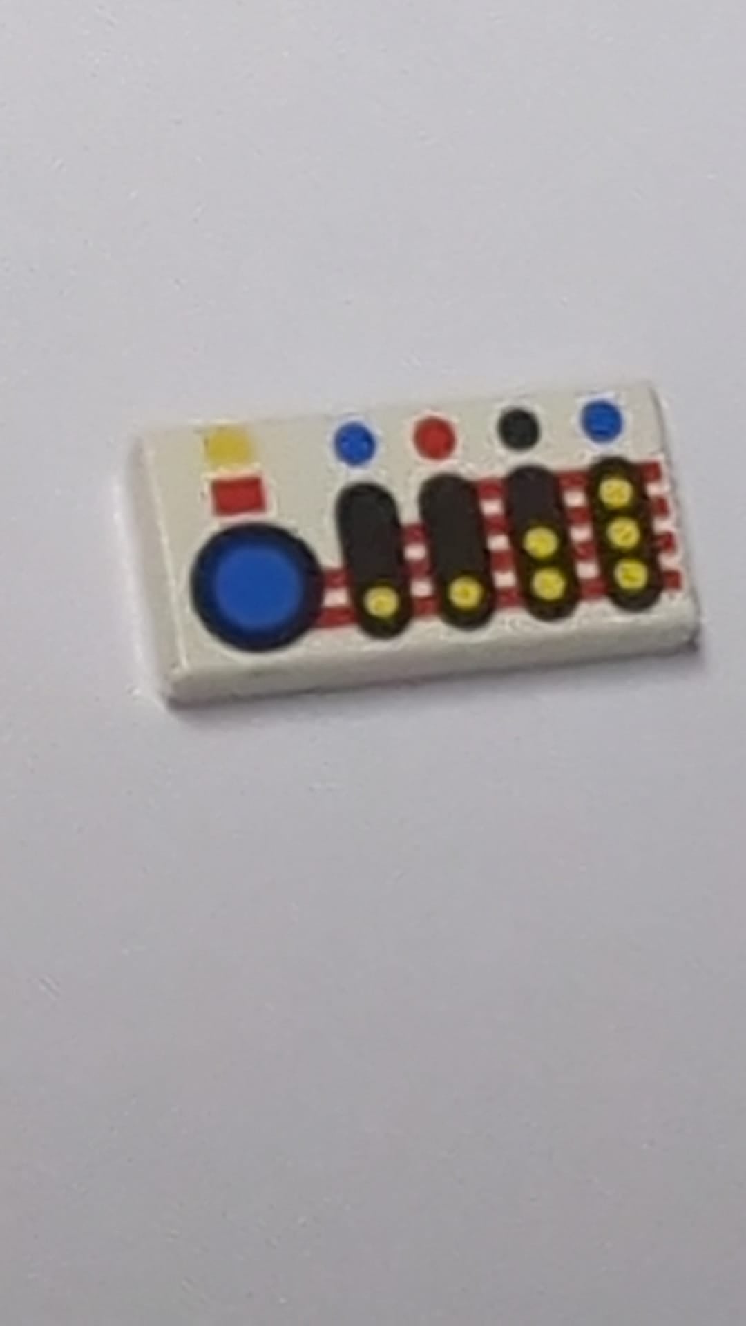 1x2 Fliese bedruckt with Control Panel with Black, Blue, Red, and Yellow Buttons and Stripes weiß white