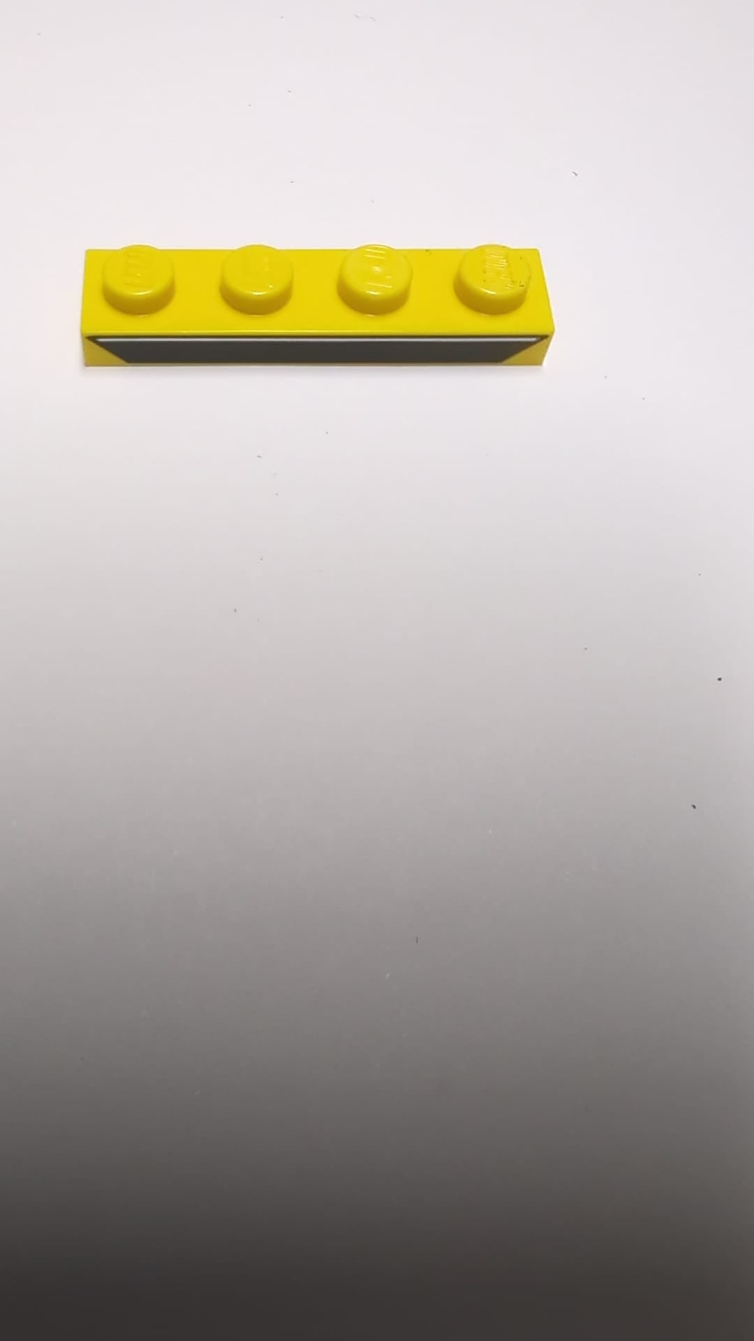 NEU Platte 1 x 4 mit schwarzem Trapez und Silberlinienmuster gelb